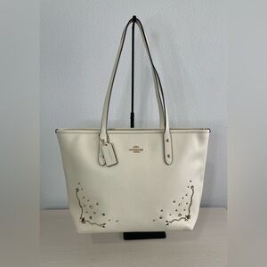 💃 COACH City Zip Stardust Crystal Rivets Chalk Color Tote Bag
